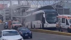 VIDEO: metrobús se incendia en Puebla, pasajeros no pueden abrir las puertas del transporte