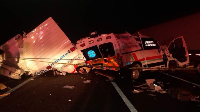 El vehículo de emergencia quedó totalmente destrozado por el impacto.