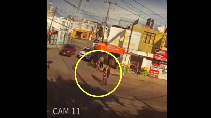 El momento justo del incidente quedó grabado por una cámara.