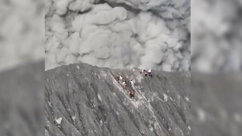 VIDEO: escaladores quedan atrapados en la cima de un volcán en Indonesia en plena erupción