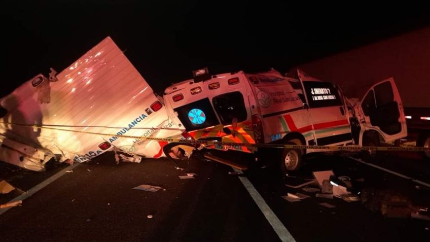 Totalmente destrozada: así quedó una ambulancia tras chocar con un tráiler en autopista de Nuevo León