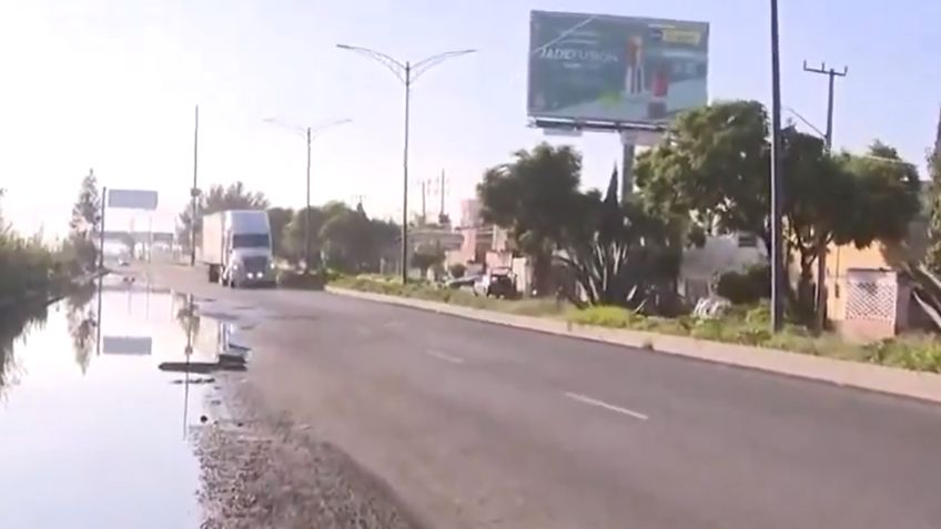 A automovilista se le poncha la llanta al caer en bache durante transmisión en vivo