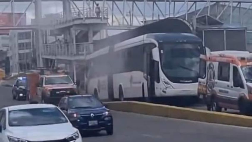 VIDEO: metrobús se incendia en Puebla, pasajeros no pueden abrir las puertas del transporte