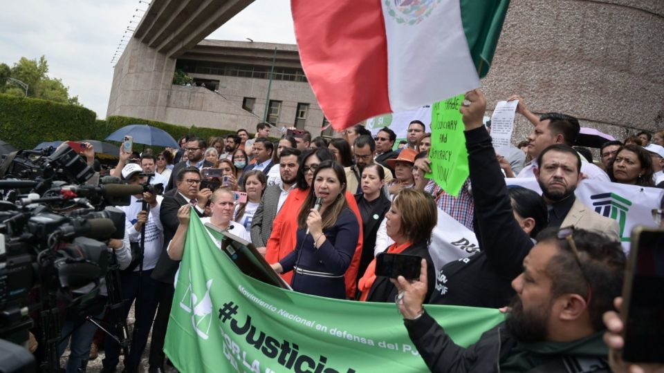 La Jueza Juana Fuentes Velázquez ofrece un mensaje a los trabajadores del Palacio de Justicia Federal en San Lázaro.