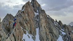 Impactante video capta momento exacto en que dos alpinistas mueren tras caer desde cima en Alpes franceses