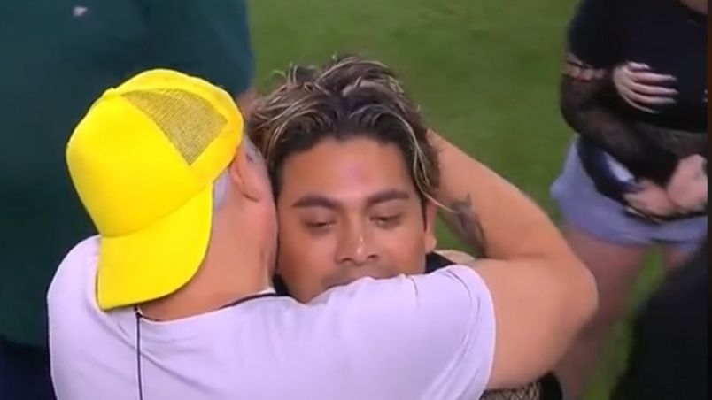 Arath de la Torre se olvida del problema con Ricardo y lo abraza