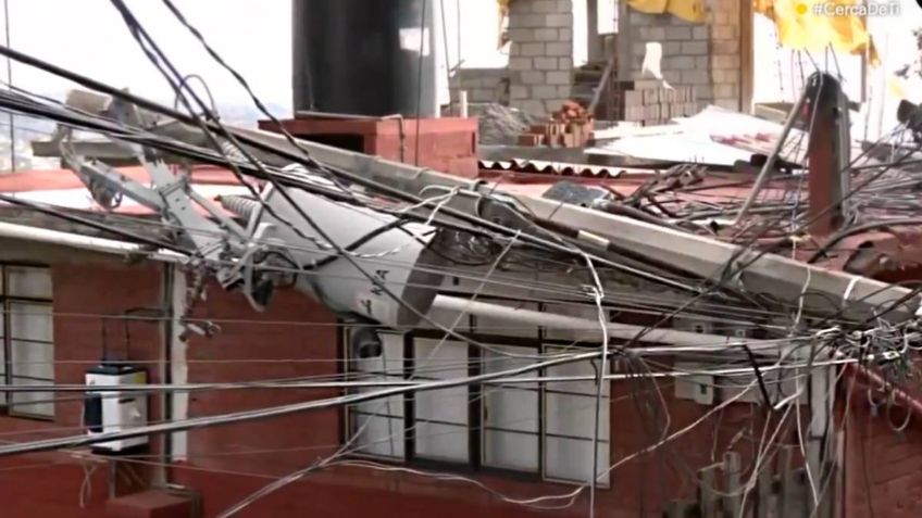 VIDEO: Por lluvias y deslaves caen 5 postes de luz en Totolapan en la Magdalena Contreras