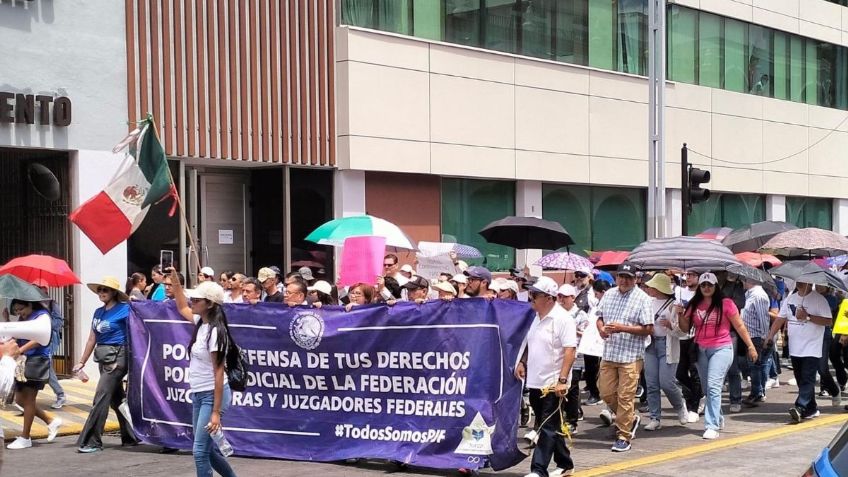 Trabajadores del Poder Judicial en Nayarit forman una cadena humana, piden reunión con el Congreso