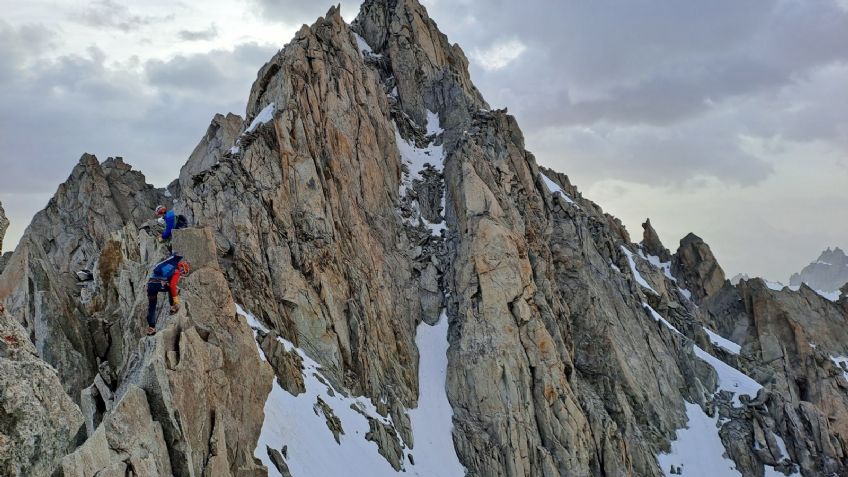 Impactante video capta momento exacto en que dos alpinistas mueren tras caer desde cima en Alpes franceses