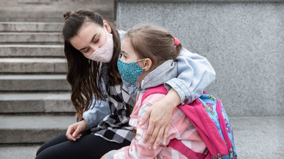 Los síntomas comienzan entre el primer y el cuarto día después de la infección y generalmente duran alrededor de una semana.