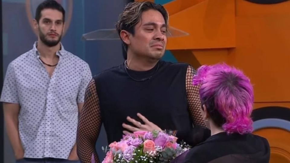 Novio de Ricardo le da un ramo con un mensaje oculto