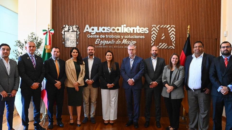 Durante el encuentro, Tere Jiménez expuso las principales ventajas competitivas que ofrece Aguascalientes a los inversionistas.