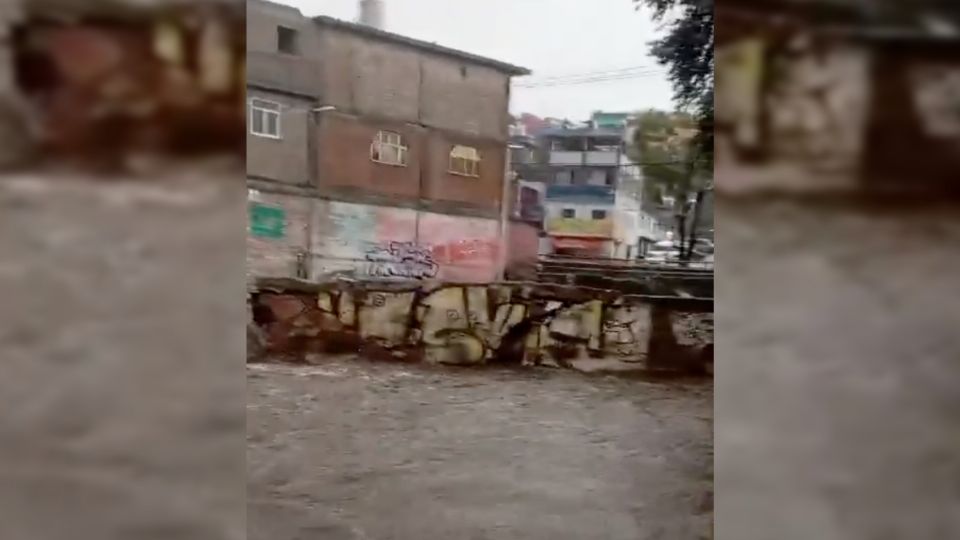 El muro de contención cayó debido a las intensas lluvias.