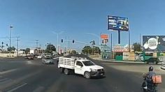 VIDEO: repartidor de plataforma es embestido por una camioneta y sale disparado hacia un desnivel en Mexicali