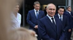 Putin es ridiculizado por hacer extraño comportamiento con unos audífonos