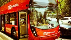 Motociclista queda debajo del Metrobús al ser arrollado en Insurgentes Sur