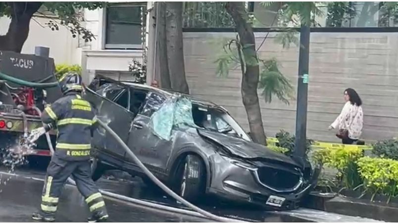 Paramédicos atendieron a los tripulantes de la camioneta mientras el conductor del vehículo deportivo huyó