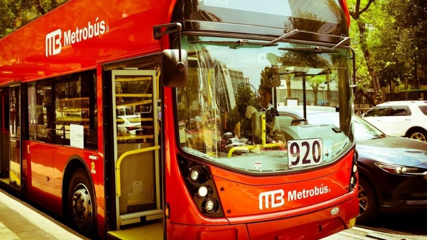 Motociclista queda debajo del Metrobús al ser arrollado en Insurgentes Sur