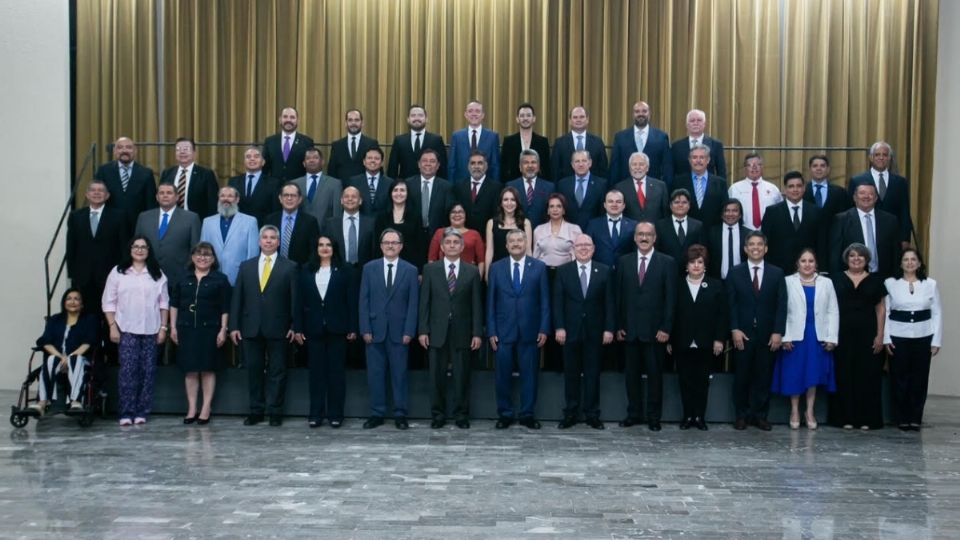 La ceremonia la encabezó el Rector de la UANL, Santos Guzmán López