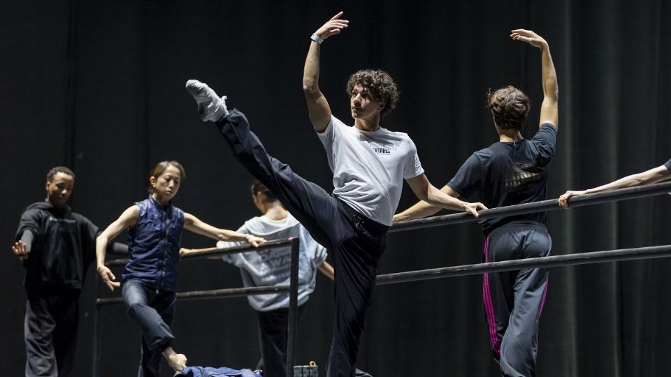 El bailarín mexicano Isaac Hernández y el elenco de artistas invitados