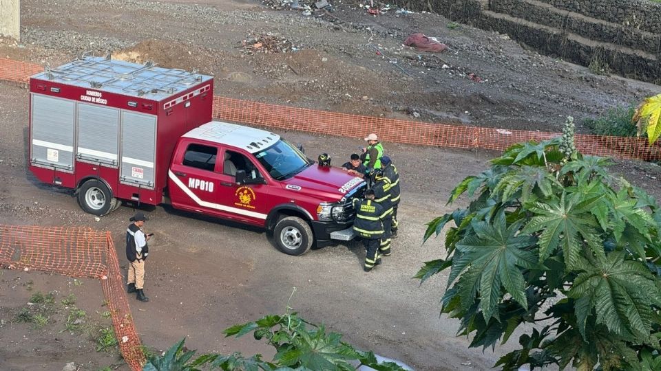 Elementos del Heroico Cuerpo de Bomberos ayudaron a la extracción del cuerpo.