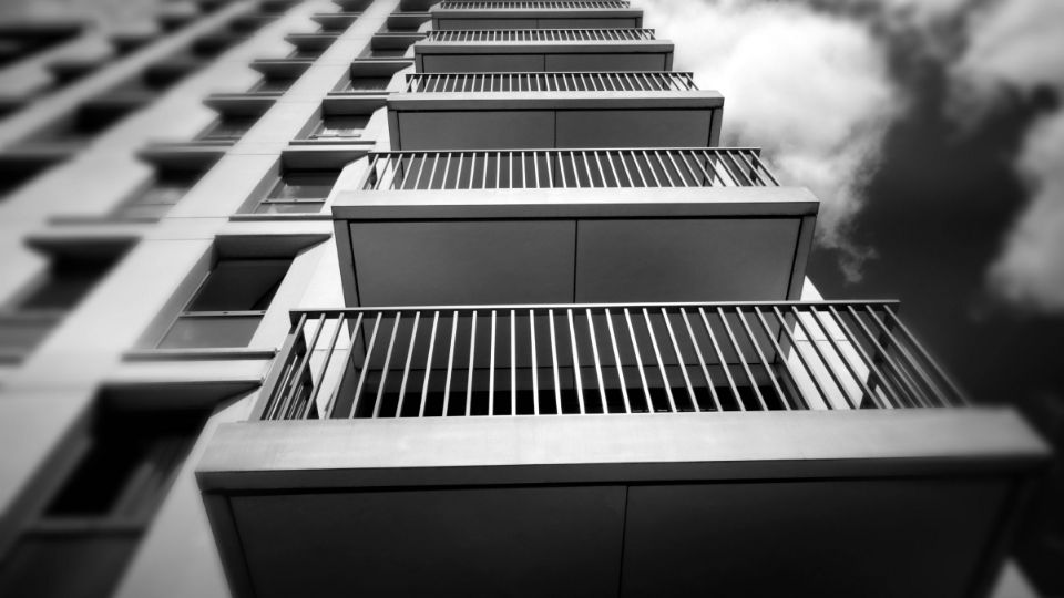 Rescatan a un niño a punto de caer del balcón de un edificio.