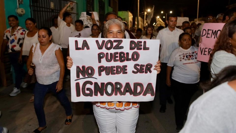 Decenas de personas se concentraron en las calles de Puerto Progreso.