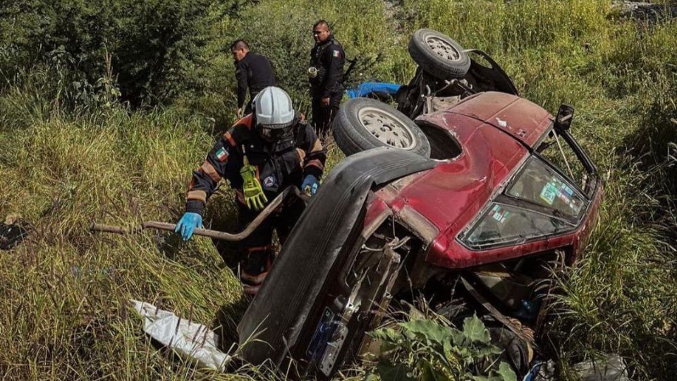 El auto quedó partido a la mitad tras la embestidura