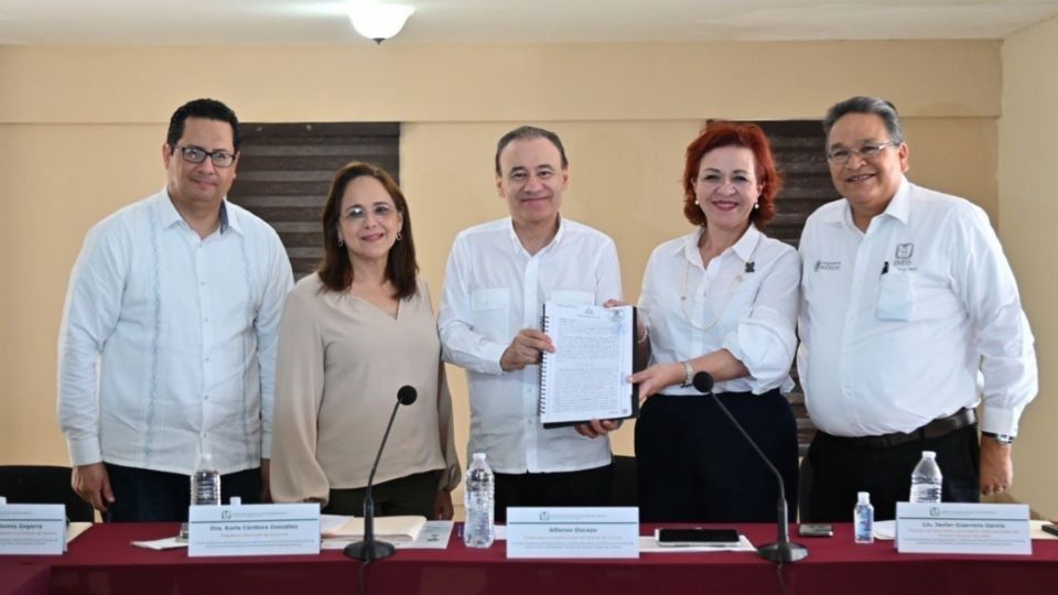 En representación de Comité Ciudadano de Seguimiento y Testimonio Social (CCSTS) en el proceso de construcción del hospital en Navojoa, Laura Lorena Velarde Araiza agradeció la obra