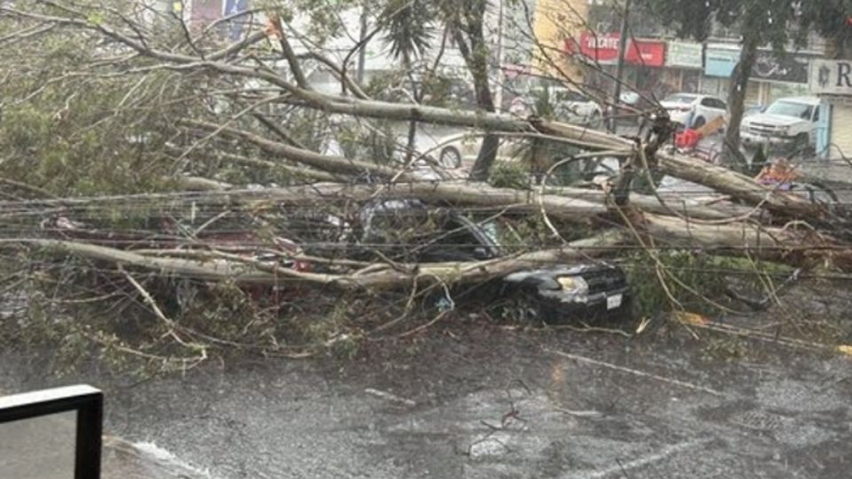 Servicios de emergencia laboran en Eje 3 Oriente a la altura Calz. de las Bombas