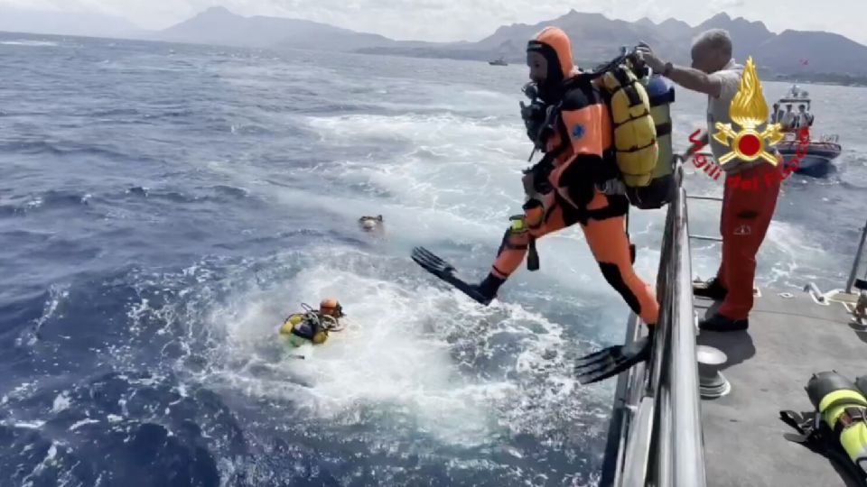 Buzos italianos, quienes participaron en el rescate de los cuerpos atrapados en la embarcación.