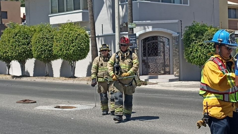 La explosión provocó el levantamiento de tres alcantarillas y causó daños en dos viviendas cercanas.