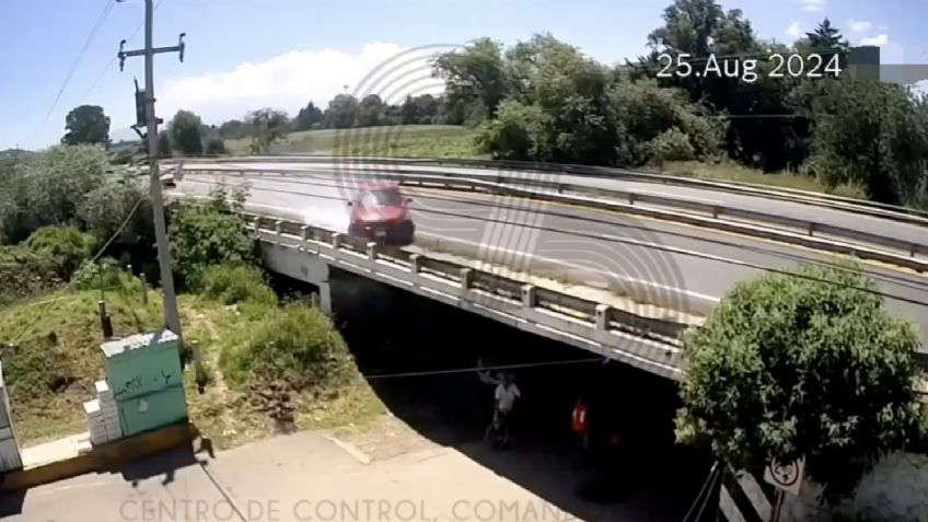 VIDEO: automovilista se salva de milagro de caer al vacío tras derrapar en carretera de Tlaxcala