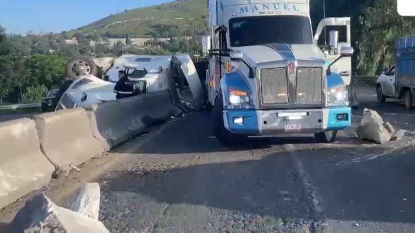 Tráiler vuelca y genera caos vial en avenida Reyes Heroles, a la altura de Jardines del Recuerdo