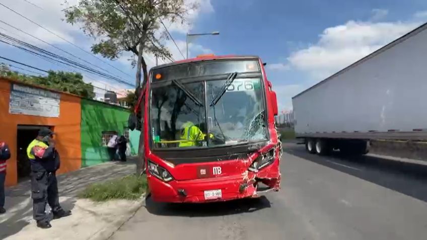 Reportan choque múltiple entre Metrobús y 7 vehículos en Eje 1 Hangares y Santos Dumont