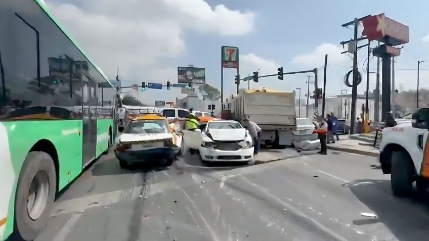 Vehículo sin frenos choca contra 9 autos ocasionando una carambola, hay varios lesionados en Monterrey