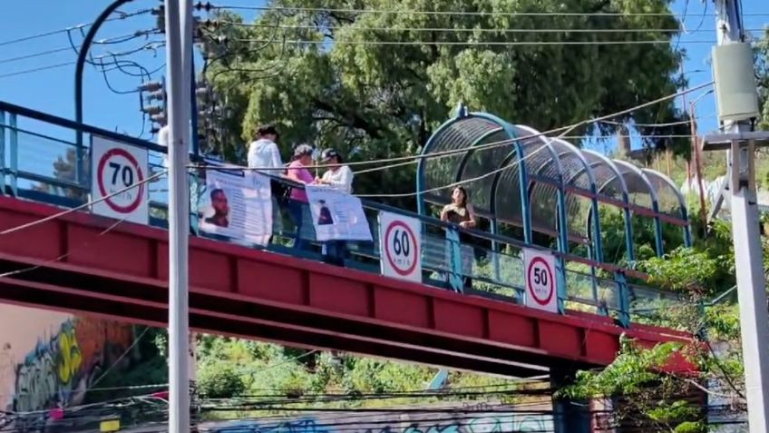 Madres buscadoras de Zacatecas tapizan las principales vialidades con lonas de fichas de búsqueda