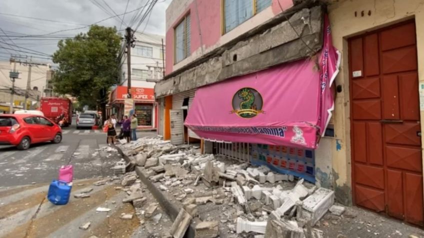 Cae balcón de una casa en la colonia Pantitlán; mujer de la tercera edad se salva de milagro