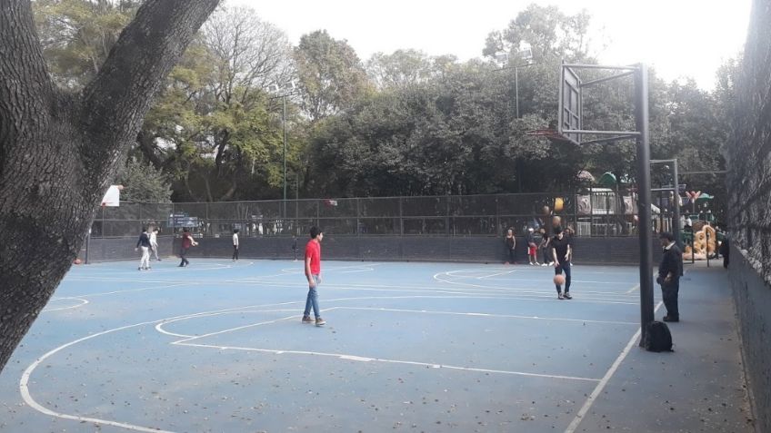 Atacan a balazos a un hombre que se encontraba en cancha de futbol en Parque Álamos