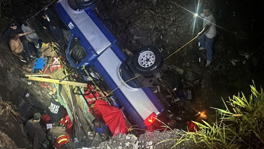 Mueren tres peregrinos en volcadura de camioneta que se dirigía al Santuario de Chalma