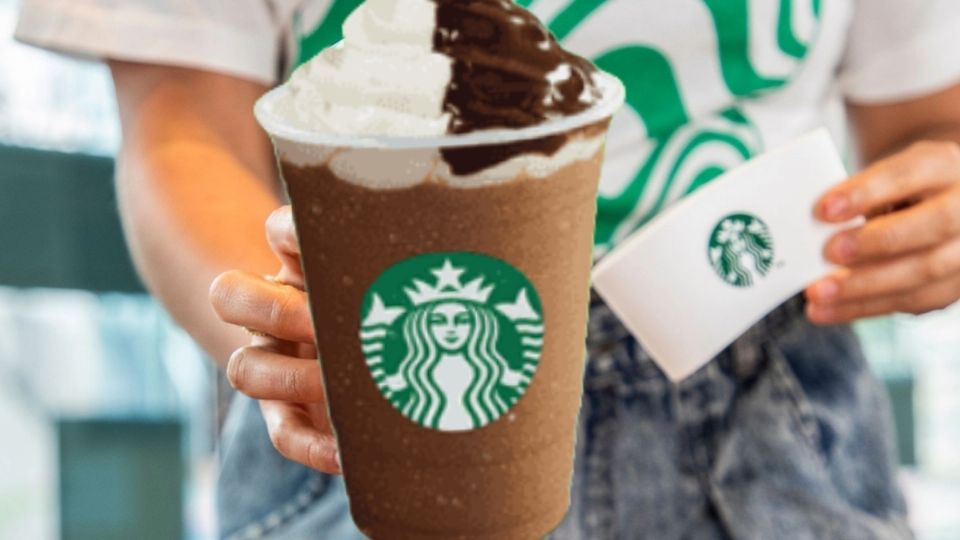 El Tuxedo Frappuccino está elaborado a base crema o base café con una deliciosa cobertura de chocolate