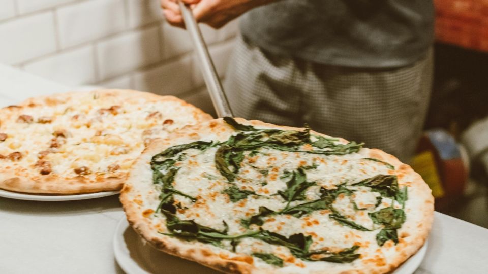 El empleado de una pizzería salvó la vida a un joven que se estaba asfixiando.