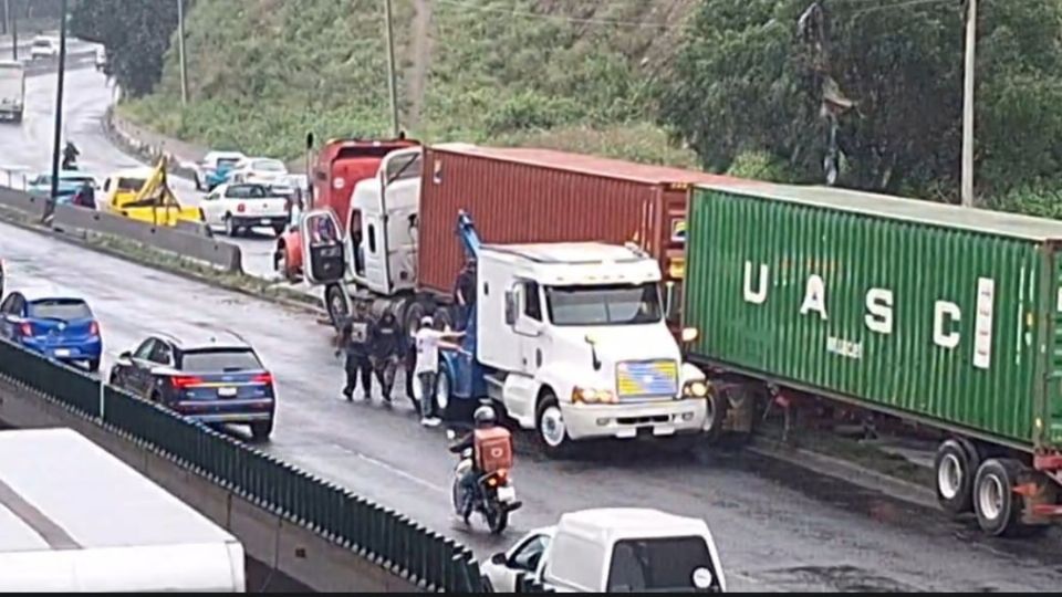 Accidente de trailer genera caos vial en la México-Querétaro