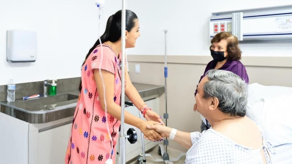 La presidenta del DIF Guerrero, Liz Salgado Pineda, visitó a las y los beneficiarios de este programa en el hospital donde tuvo la oportunidad de saludar a varios de los pacientes