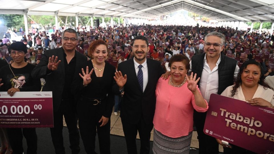 El jefe de Gobierno encabezó en el Monumento a la Revolución la entrega de apoyos a 4 mil personas beneficiarias del subprograma 'Trabajo Temporal” y a mil 800 integrantes de 216 cooperativas de los subprogramas de “Creación”, “Fortalecimiento de Empresas Sociales” e “Impulso Popular”, con lo que se fomenta el empleo y se fortalece la economía de la capital