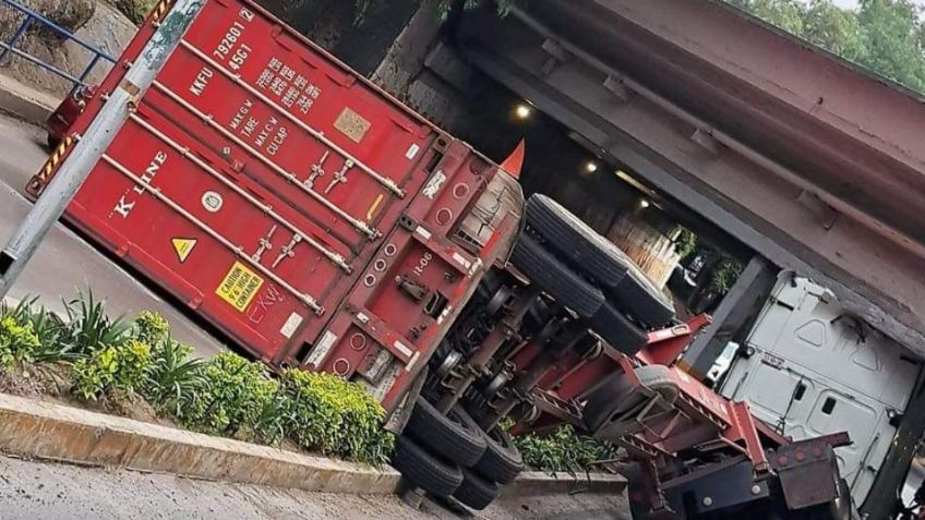 Fuerte accidente en Naucalpan, caja de tráiler queda atorada en puente y provoca caos en Lomas Verdes