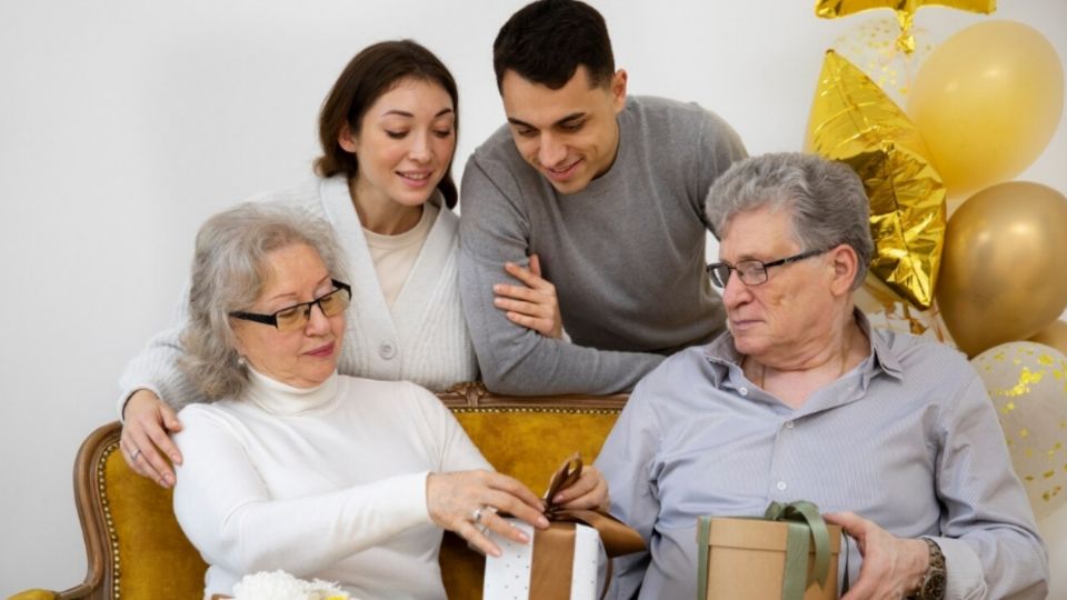 En este día, muchas familias mexicanas celebran con sus abuelos, llevándoles regalos, compartiendo comidas y pasando tiempo juntos. 