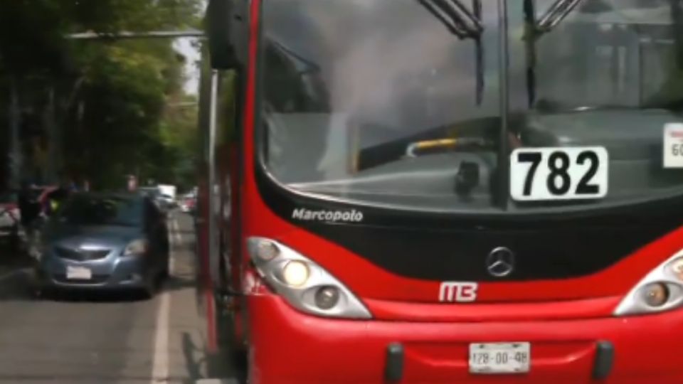 La unidad chocó contra un carro particular y un taxi.