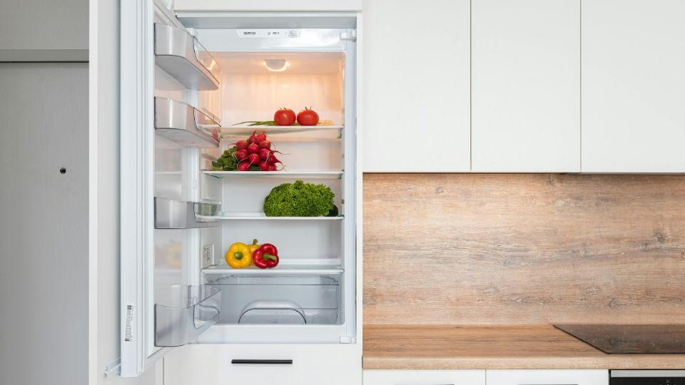 Cómo mantener un refrigerador limpio es la duda que resolvemos con los siguientes trucos de limpieza.