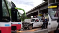 Camioneta invade carril y choca de frente con unidad de Mexibús